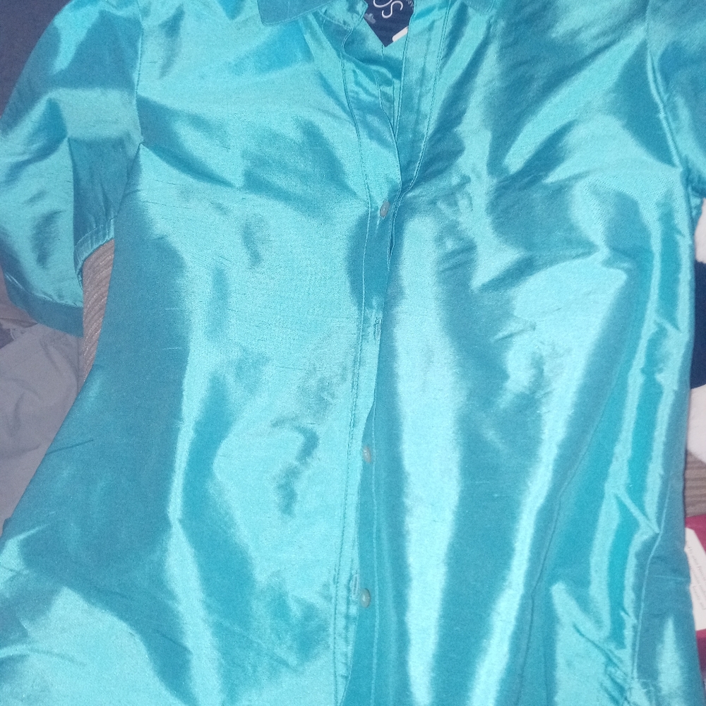 Sara Campbell 💯 silk NWT button up